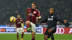 Fernando Torres e Juan disputam bola durante jogo no San Siro