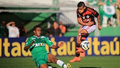 Everton arrisca um chute na partida contra a Chapecoense