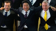 Shinzo Abe posa para foto com Dunga e Zico em Brasília