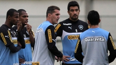 Mancini conversa com jogadores durante treino do Botafogo