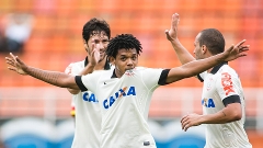 Romarinho comemora gol na vitória do Corinthians