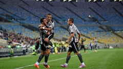 Jogadores do Botafogo comemoram gol de Edilson, em Maracanã com público pequeno