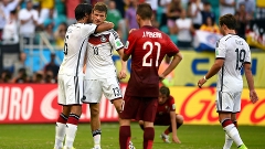 Muller é abraçado por Khedira após marcar um de seus três gols no duelo