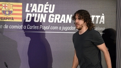 Carles Puyol chega para sua última entrevista coletiva como jogador do Barcelona