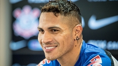 Atacante Paolo Guerrero concede entrevista coletiva no CT do Corinthians