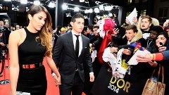 James Rodriguez, sensação da Copa, chega acompanhado de sua mulher