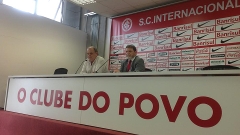 Vitorio Piffero (esq.) e Luiz Fernando Costa em coletiva nesta terça-feira