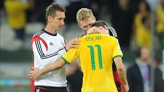 Oscar é consolado por Klose e por Schurrle apos o fim do jogo