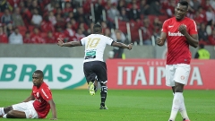 Nikão faz a festa no Beira-Rio após fazer o gol da vitória do Ceará