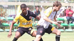 Maxi Rodríguez, à direita, conduz a bola acompanhado por Carlos Cesar em treino do Vasco