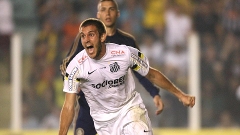 Bruno Uvini comemora depois de marcar seu primeiro gol como profissional