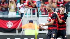 Vitória virou sobre o Bahia neste domingo e saiu da zona de rebaixamento do Brasileiro