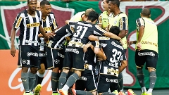 Jogadores do Botafogo comemoram gol na vitória sobre o Fluminense