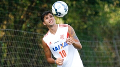 Mugni controla a bola em treino do Flamengo no Ninho do Urubu