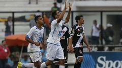 Diego Felipe, de mãos para o alto, comemora um dos dois gols sobre o Vasco