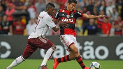 O atacanteEduardo da Silva ganhou da marcação de Elivélton, do Flu, e fez o gol do Fla no Maracanã