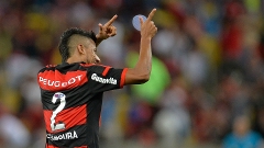 Léo Moura comemora o gol de pênalti diante do Atlético-MG, no Maracanã