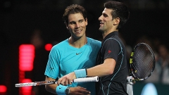 Rafael Nadal e Novak Djokovic brincam durante partida de exibição no Chile