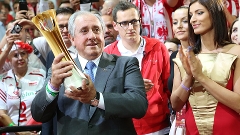 Ary Graça, presidente da FIVB, com o troféu do Mundial de vôlei, na Polônia