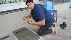 Jardel acena para foto após assinar a placa que leva seus pés na Calçada da Fama do Grêmio