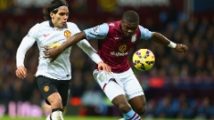 Falcao Garcia, do Manchester United, disputa a bola com Okore, do Aston Villa