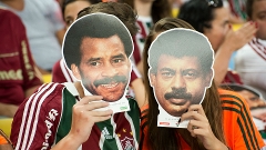 Torcedoras do Fluminense com máscaras de Assis e Washington, no Maracanã