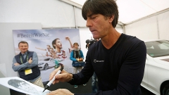 Joachim Löw dá autógrafo antes de entrevista coletiva da seleção alemã