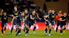 Jogadores do Auckland City correm para comemorar o terceiro lugar no Mundial