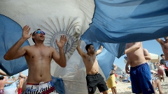 Milhares de argentinos fizeram festa na orla da praia de Copacabana