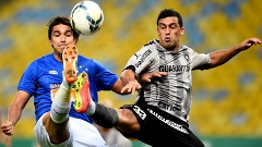 Marcelo Moreno, do Cruzeiro, e Edilson, do Botafogo, brigam pela bola no empate no Maracanã