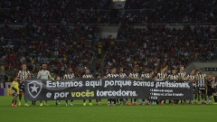 Com salários atrasados, jogadores do Botafogo voltaram a protestar antes de clássico