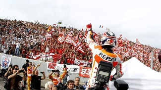 Marquez comemora o título com a torcida, em Valencia Marquez comemora o título com a torcida, em Valencia