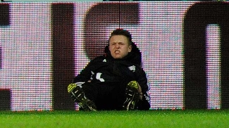 Gandula agredido por Hazard tem perfil 'fake' no Twitter Gandula agredido por Hazard tem perfil 'fake' no Twitter
