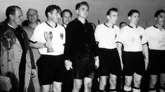 Capitão Fritz Walter segura a Taça Jules Rimet pela conquista mundial de 1954 Capitão Fritz Walter segura a Taça Jules Rimet pela conquista mundial de 1954