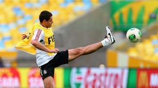 Chicarito participa de treinamento do México no Maracanã