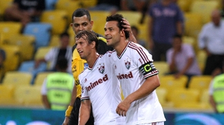 Fred comemora com Diguinho a abertura do placar no clássico Fred comemora com Diguinho a abertura do placar no clássico
