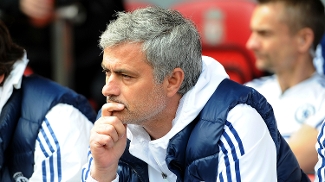 Mourinho durante vitória do Chelsea em Anfield Mourinho durante vitória do Chelsea em Anfield