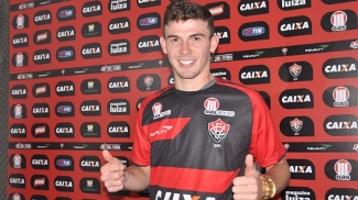 Luiz Gustavo continuará no Vitória, pelo qual atuou em 2013 Luiz Gustavo continuará no Vitória, pelo qual atuou em 2013