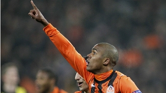 Douglas Costa faz golaço e define a vitória do Shakhtar sobre o Borussia no jogo de ida das oitavas da Champions League