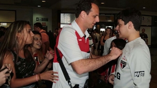 Rogério Ceni atende torcedor no desembarque em Porto Alegre
