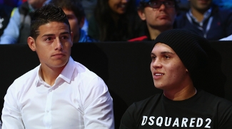 James Rodríguez (esq.) e outros jogadores da Colômbia assistiram ao jogo James Rodríguez (esq.) e outros jogadores da Colômbia assistiram ao jogo