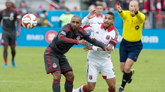 Defoe, do Toronto e Franklin, do D.C United, em jogo da MLS