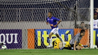 Anselmo Ramon comemora gol contra o Corinthians 