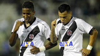 Thalles e Bernardo comemoram o gol de empate do Vasco em Volta Redonda