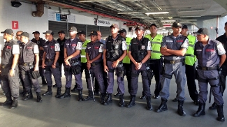 Policiais fizeram uma barreira de isolamento Policiais fizeram uma barreira de isolamento