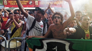 Vascaínos fizeram barulho do lado de fora