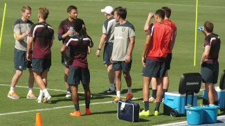 Jogadores da Inglarerra levam borrifadas de água no treino