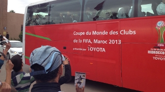 Garotos acenam com fotos de Ronaldinho para o ônibus do Atlético