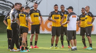Levir Culpi conversa com jogador do Galo em treino