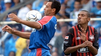 Kléberson, do Atlético-PR, e Adãozinho, do São Caetano, em 2001